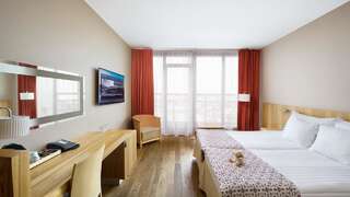 Отель Hestia Hotel Europa Таллин Улучшенный двухместный номер с 1 кроватью или 2 отдельными кроватями и балконом-2